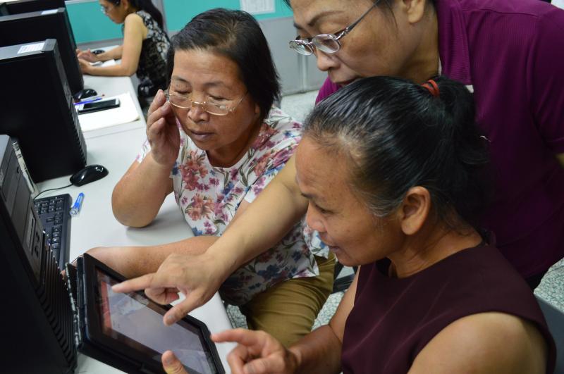 學員之間正在很起勁的互相討論APP上顯示的食譜內容