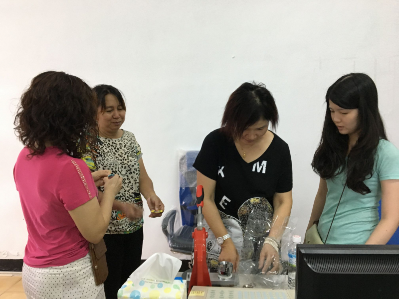 學員學習使用壓胸章機製作專屬鑰匙圈