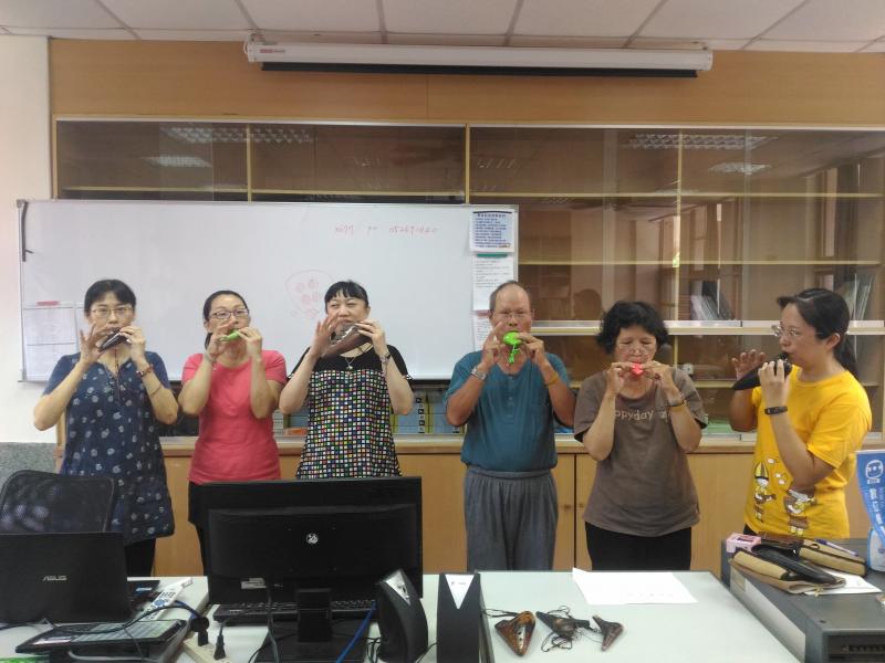 台下學員拍照台上學員輪流表演