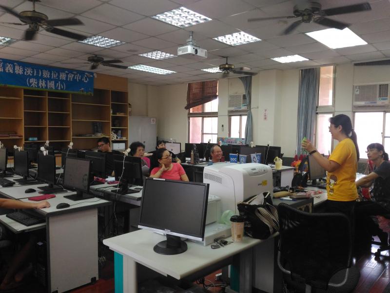 講師指導學員如何吹奏陶笛