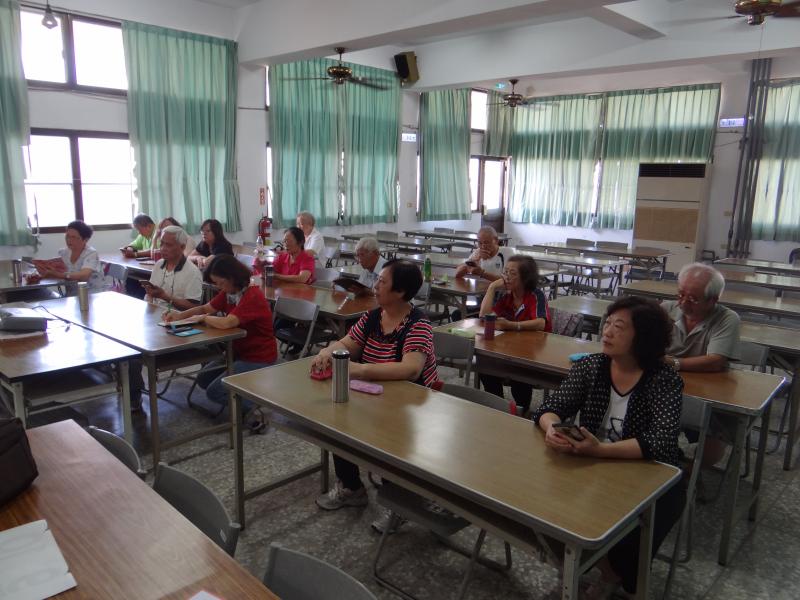 平板歡唱SHOW、WII全民動起來課程開始，講師教授學員認識平板功能。