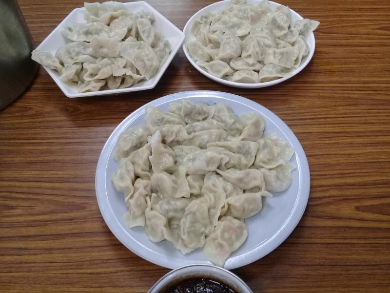 將煮好的水餃擺放在桌上