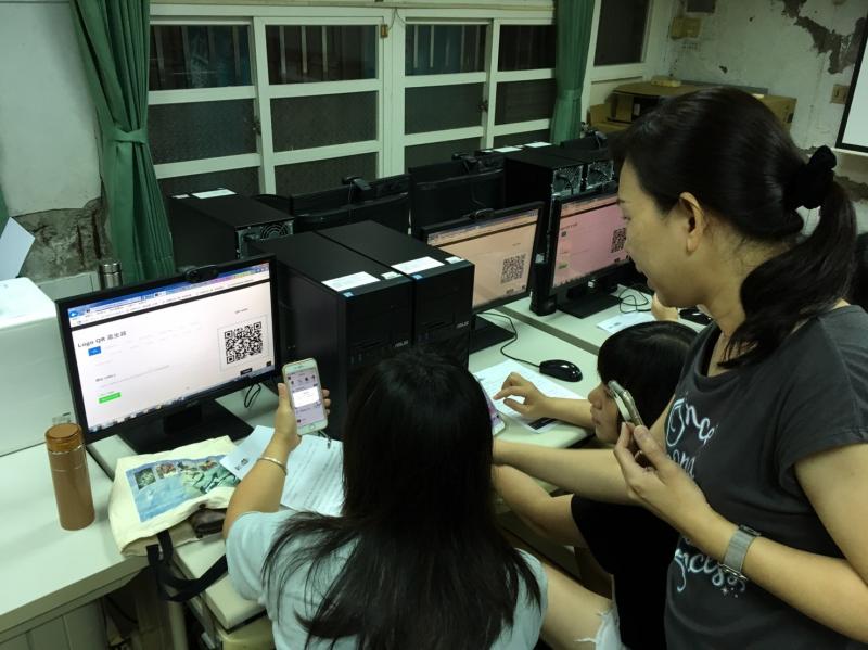 講師指導學員製作QR CODE