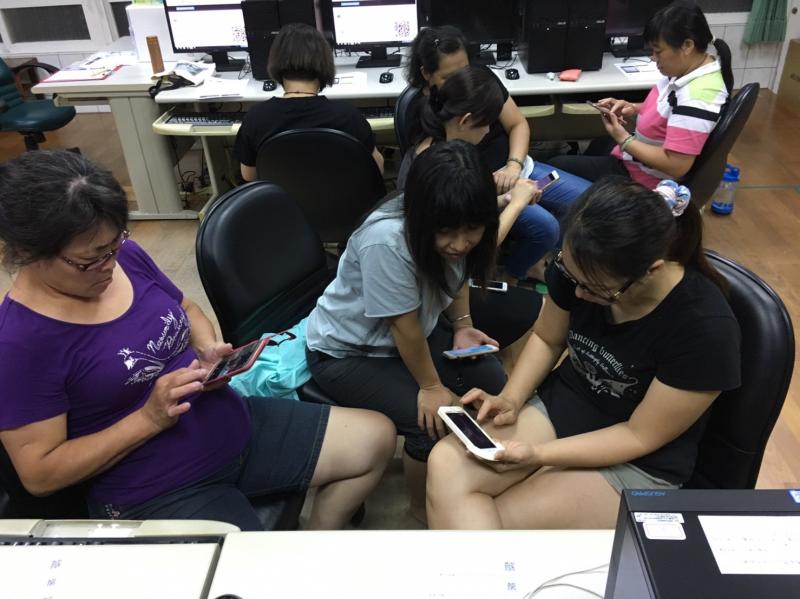 把自製的QRCODE 讓同學們互相掃瞄 測試