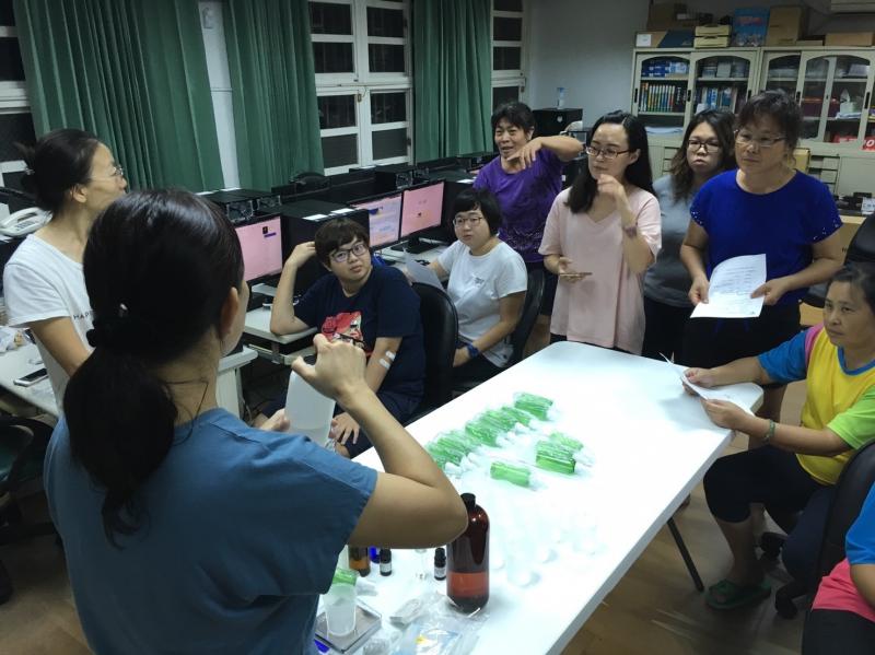 利用課堂之餘指導學員手作DIY