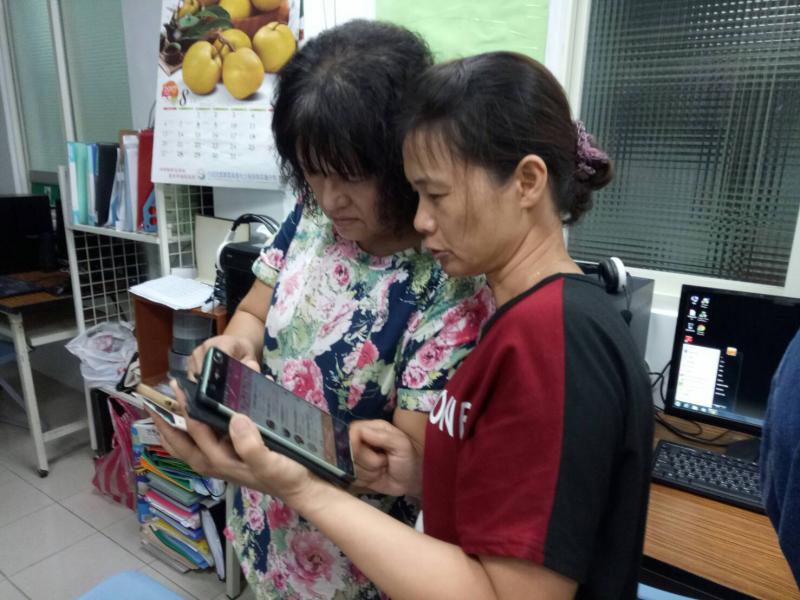 學員互相討論中