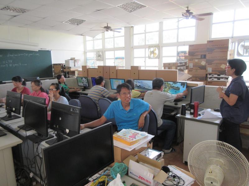 創意卡片-非常好色設計B班課程開始，學員悉心聽課。