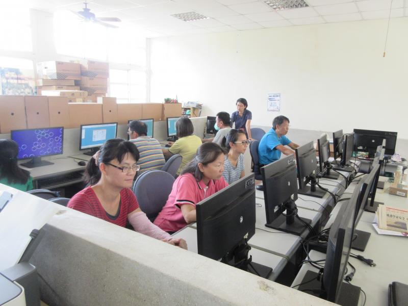 學員們聽從講師指導，實作練習。