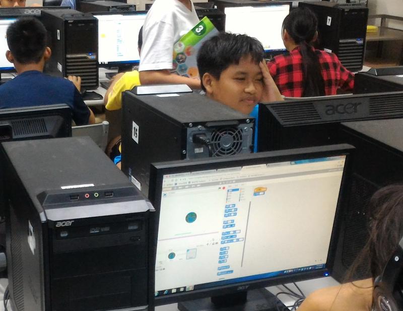 學員認真學習程式設計