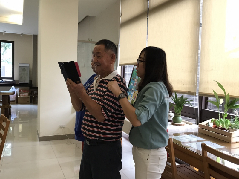 帶領學員們拍攝照片。