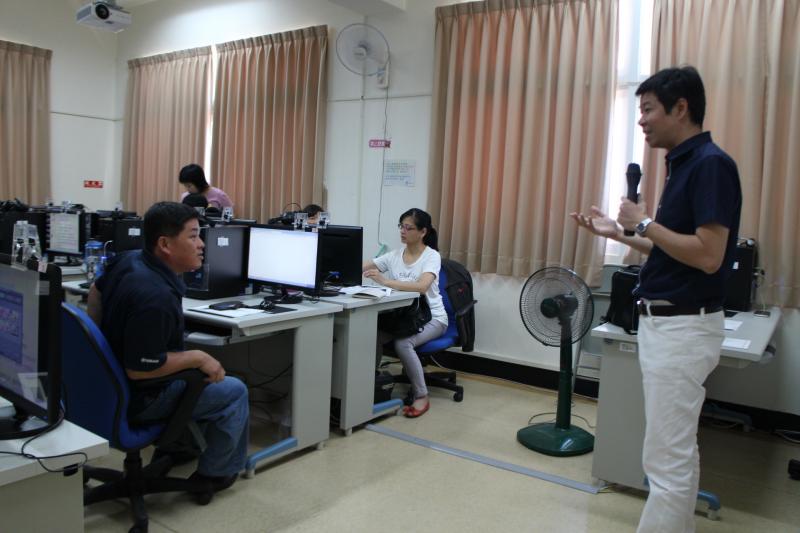 志遠老師認真回答同學問題中