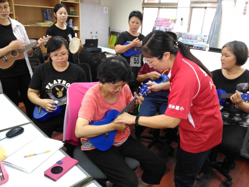 學員一起彈奏烏克麗麗