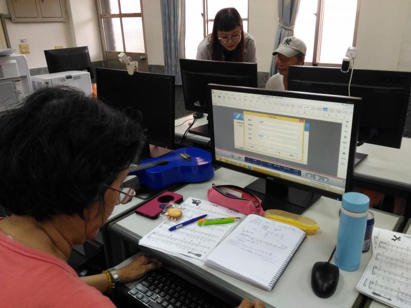 學員繕打樂譜~ 小星星 