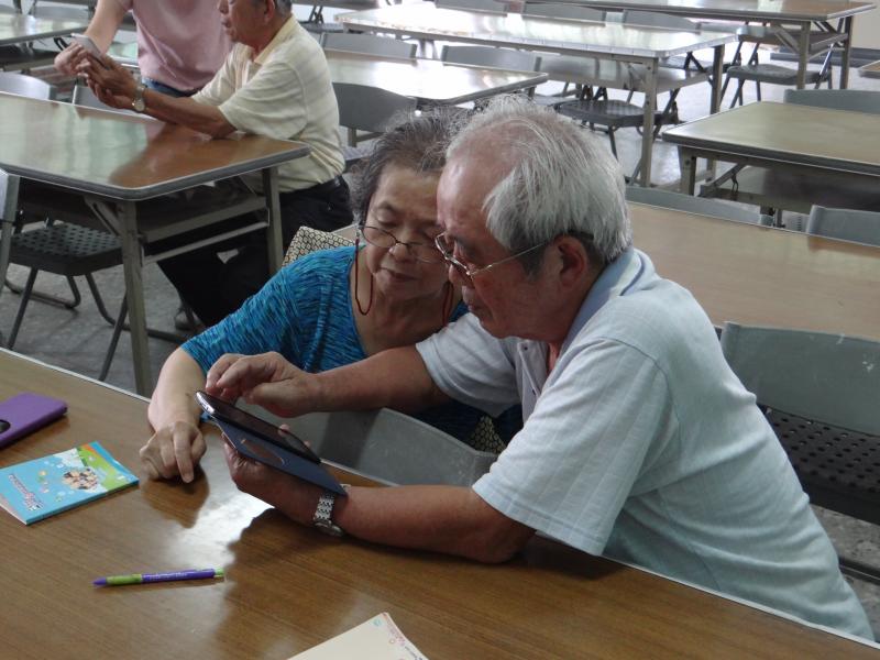 夫妻一起學習，相互指導