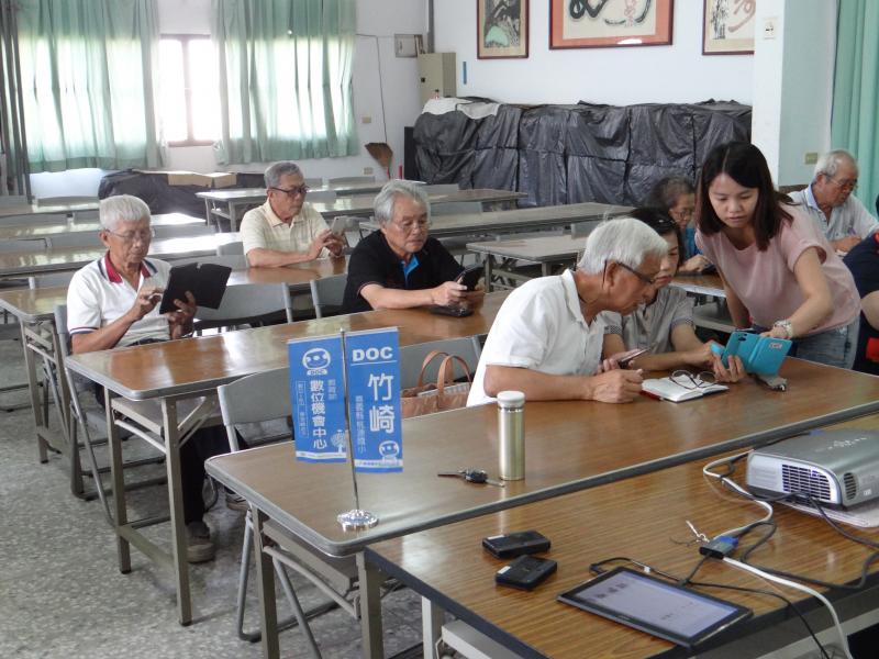 學員查看APP時，碰上困難，講師指導。