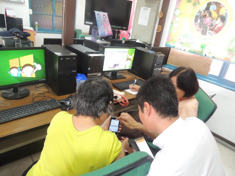 教導學員利用手機至網站發佈商品