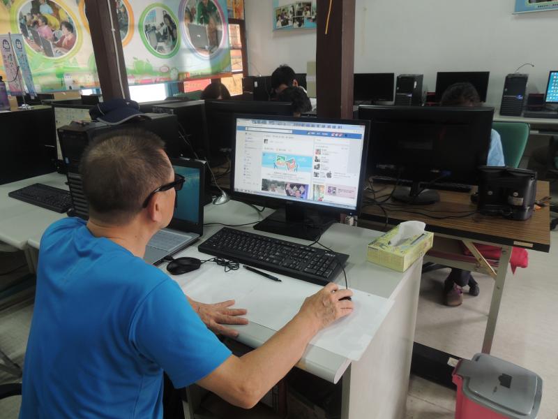 老師將FB網路更改為商品賣買讓學員可操作上傳