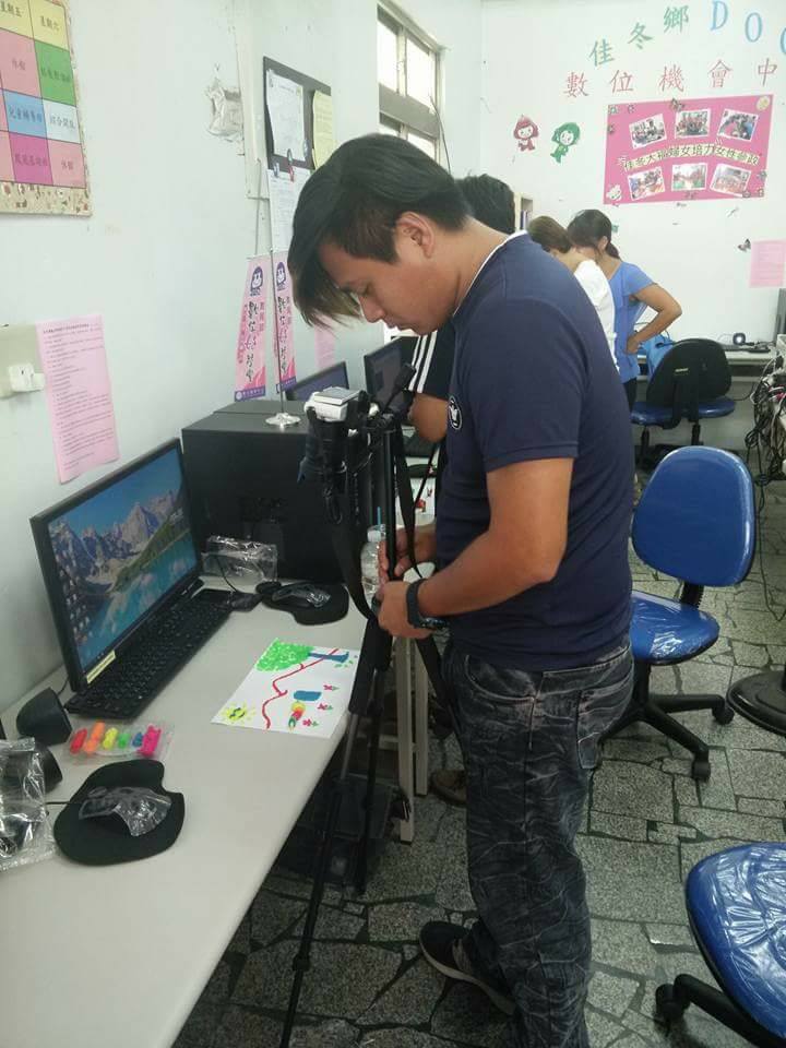 先請老師示範分鏡的鏡頭畫面怎麼拍攝