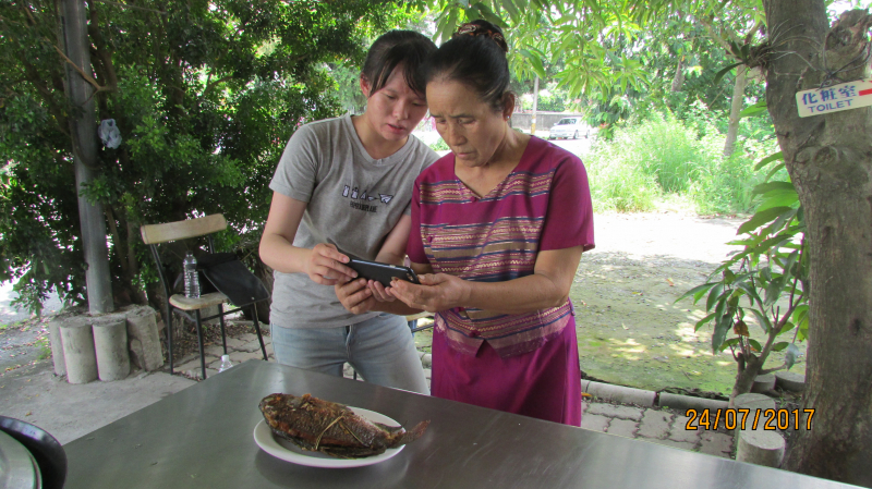 指導學員如何善用手機，記錄滇緬文化的內容。