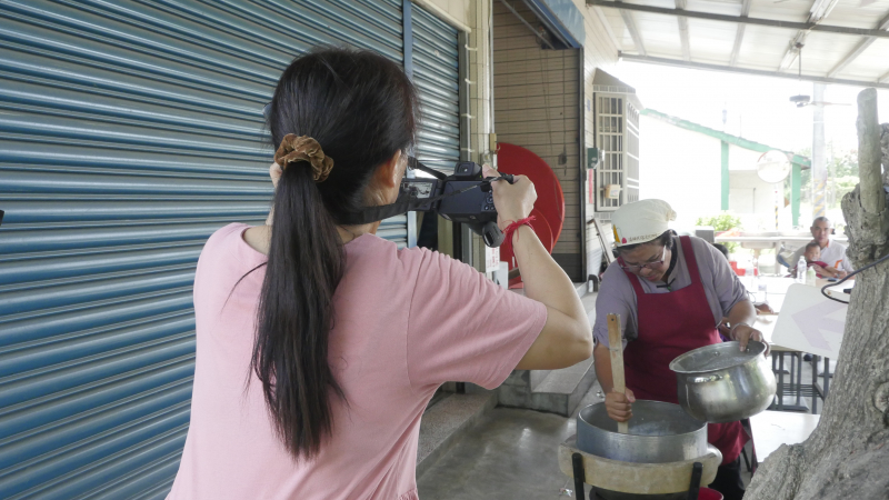里港DOC婦女學員，與社區媽媽合作，用數位設備，記錄滇緬料理。