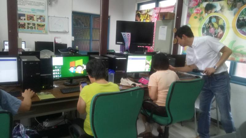 老師協助蝦皮拍賣操作