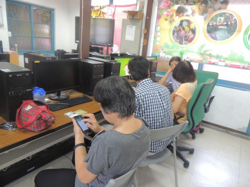 學員利用手機操作拍賣