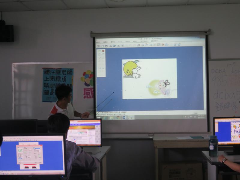 學員一邊聽從講師指導，一邊實作。