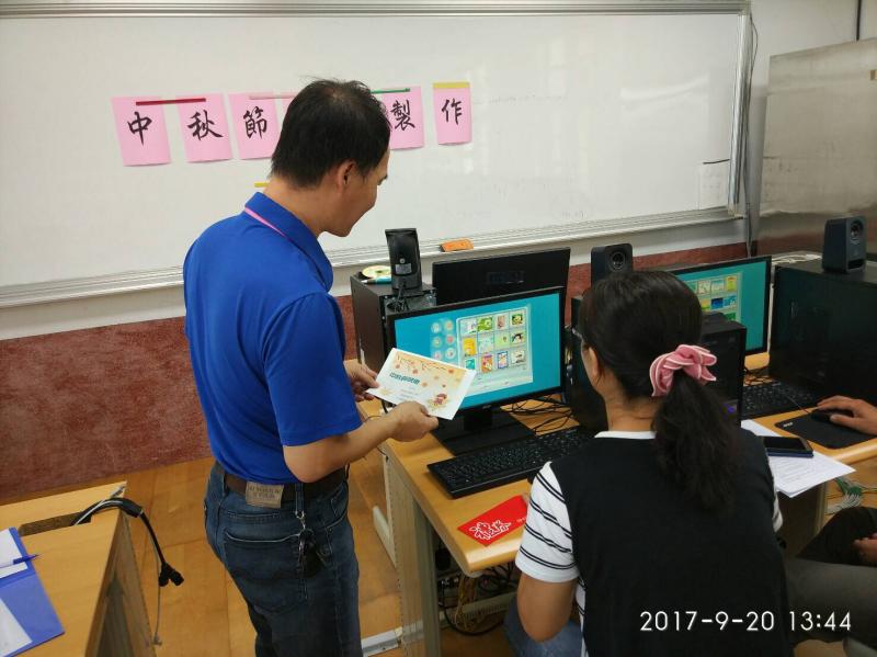 學員實作中，講師一旁指導。