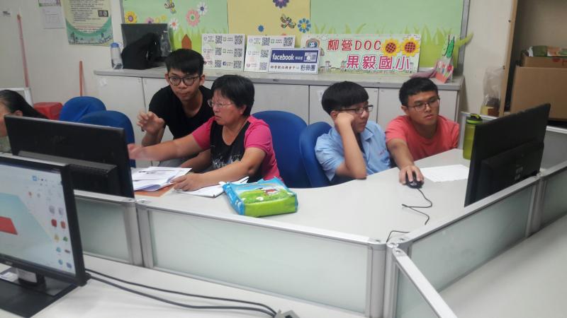 老師們個別指導學員操作