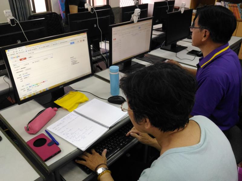 學員趁學習月曆中，練習打字