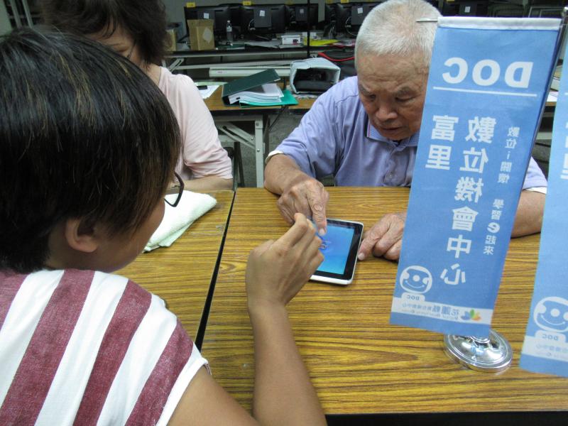 高齡長者需要比一般人練習更多次，才能熟悉平板操作。