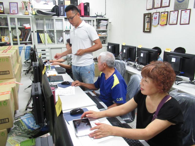 講師仔細講解google地圖的功能