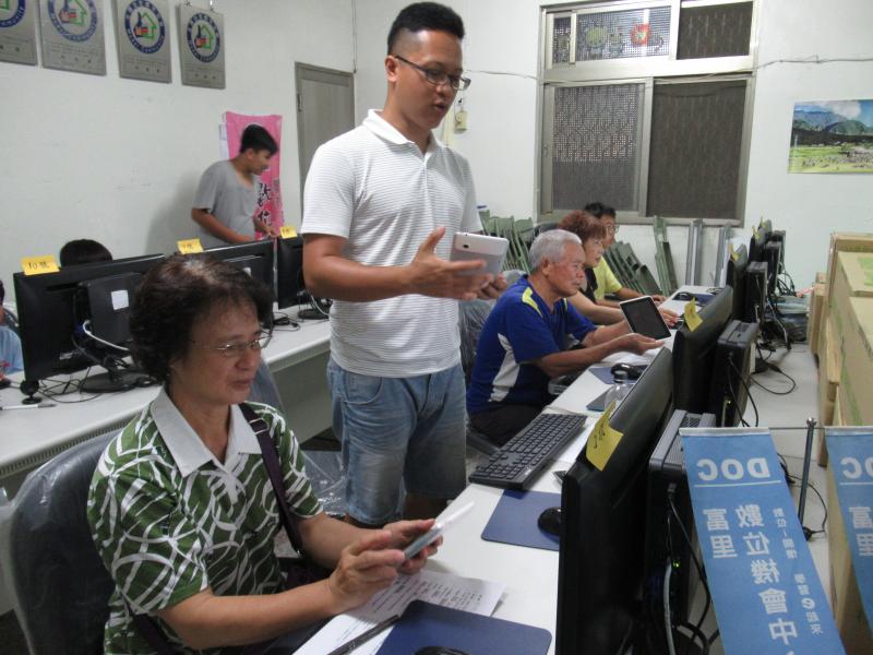 除了上課用電腦教室的設備學習，講師也會順便指導學員使用自己的行動裝置