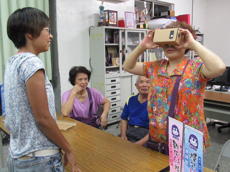 學員體驗VR頭盔