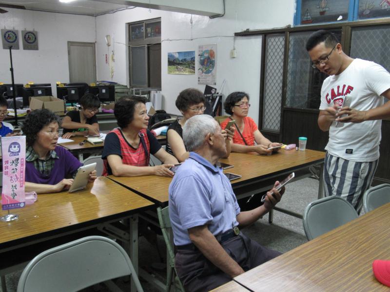 課程先以平板電腦介紹google表單
