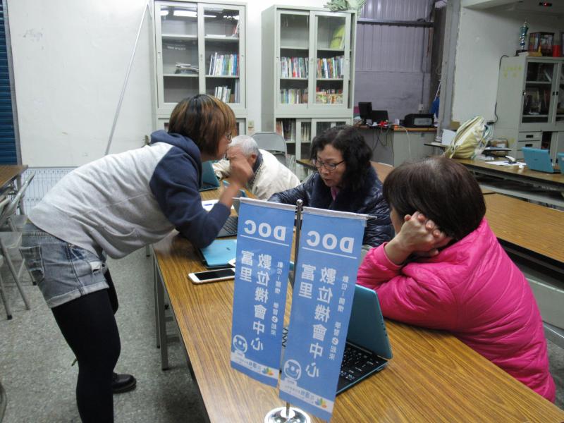 講師正在講解平板功能