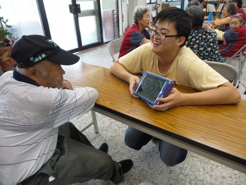 助教協助長輩操作電腦