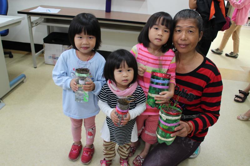 祖孫一人一個小植栽