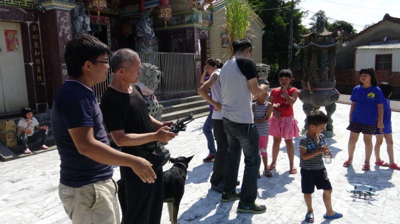 學員正在體驗操作空拍機