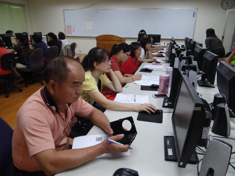 社區核銷 Excel應用班課程開始，學員悉心聽課。