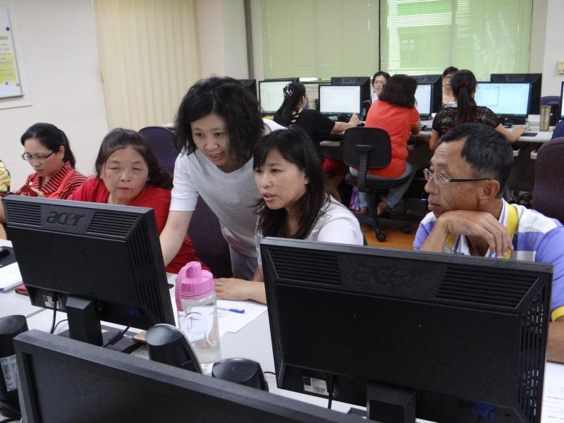 學員作業上遇困難，格式一直出錯，講師一旁指導。