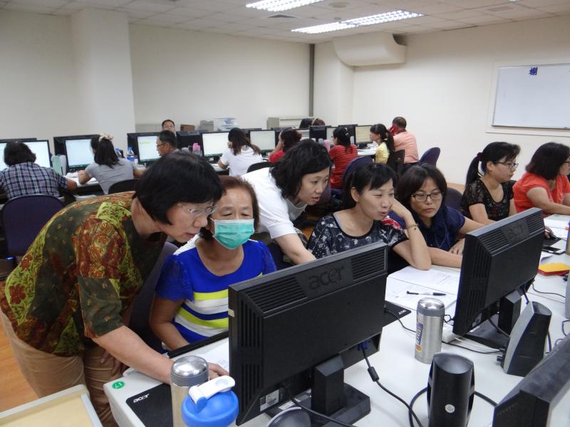 社區核銷 Excel應用班課程成功，講師與科長一同指導學員之花䋈照。