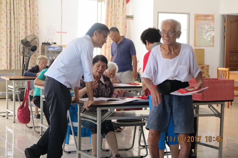 志工為長輩解說平版如何操作