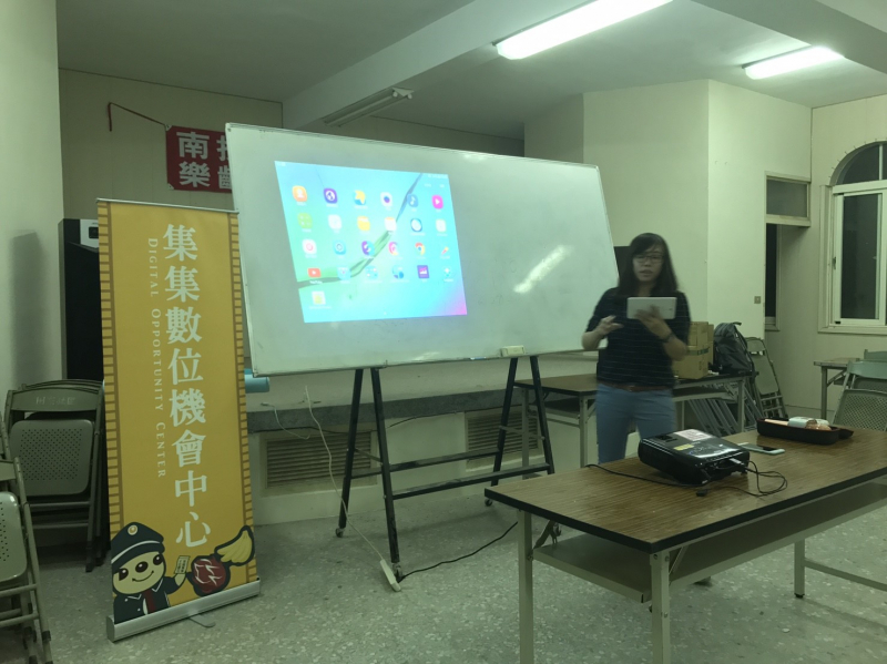 老師教導學員們使用手機及平板的基本功能