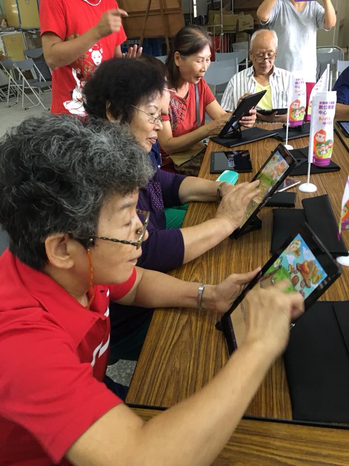 鳳林數位機會中心爺爺奶奶也瘋狂數位課程，學員實際體驗平板應用