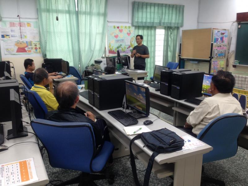 陳導演文案編寫有關工作人員與實地器材操作。