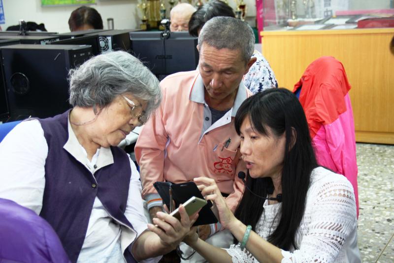 趙老師個別指導學員使用手機下載自由軟體與體驗