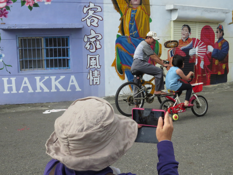 學員用手機捕捉車城特有文化的塗鴉牆，也瞬時記錄遊玩的居民。