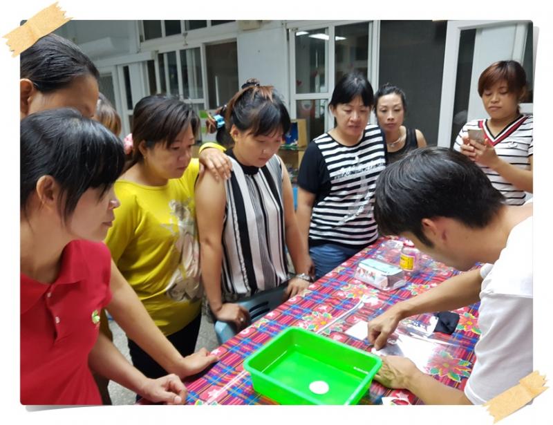 學員認真觀看老師操作