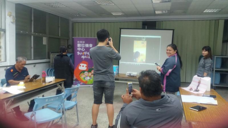 學員上臺分享上課心得，也發表對數位課程的感謝